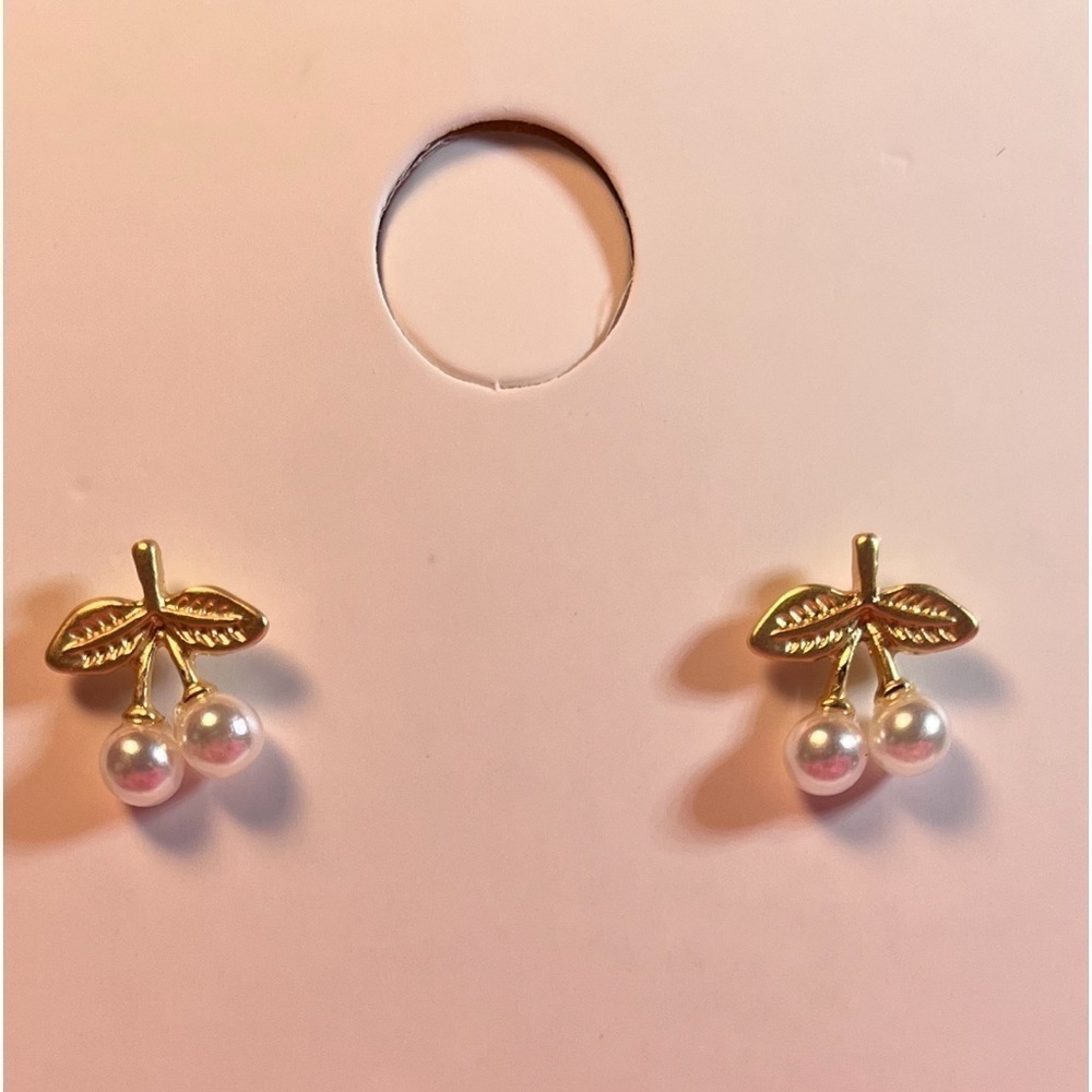 Women’s fashion jewelry, artificial pearls, gold tone leaves pierced earrings - Picture 2 of 5